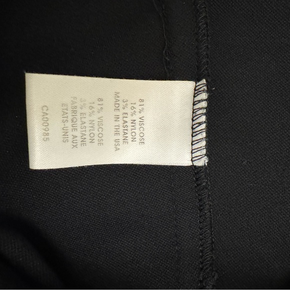 Fitted Sleeveless Zipped Top - Picture 2 of 8